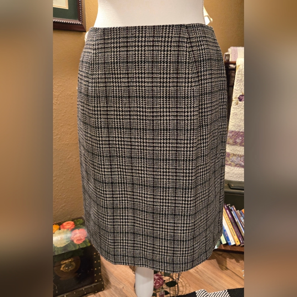 Chic Black and White Plaid Skirt